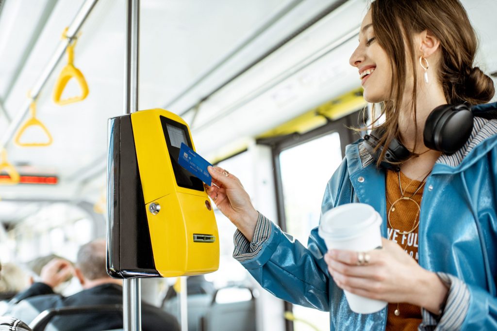 Femme avec carte Intercom à Sens